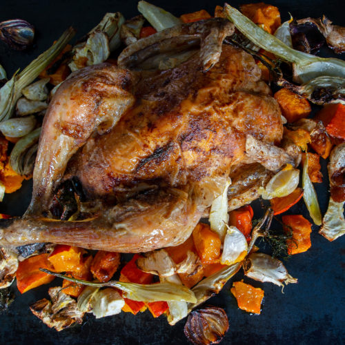 Chapon fermier farci au boudin et fruits secs, légumes en cocotte