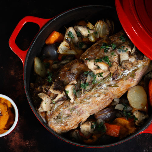 Cocotte d’échine de porc au cidre, légumes confits, purée de butternut et poêlée de Lantins.