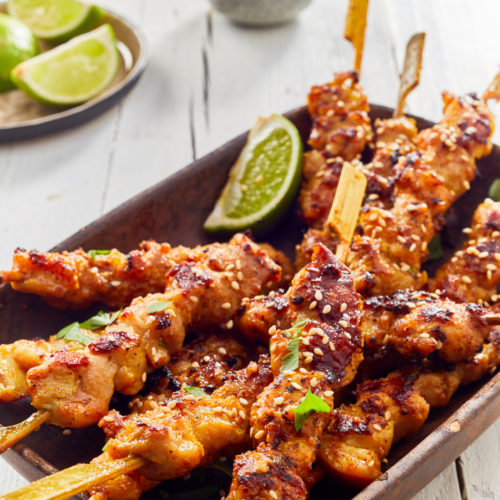Brochettes de porc satay, sauce cacahuète